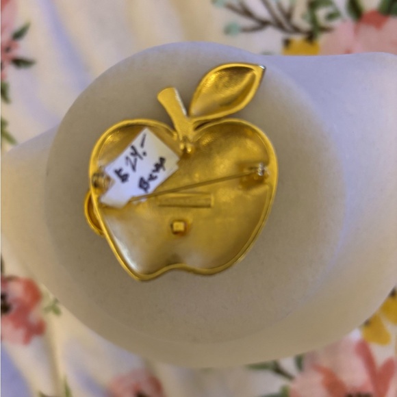 Gold tone Apple worm brooche - Picture 3 of 3